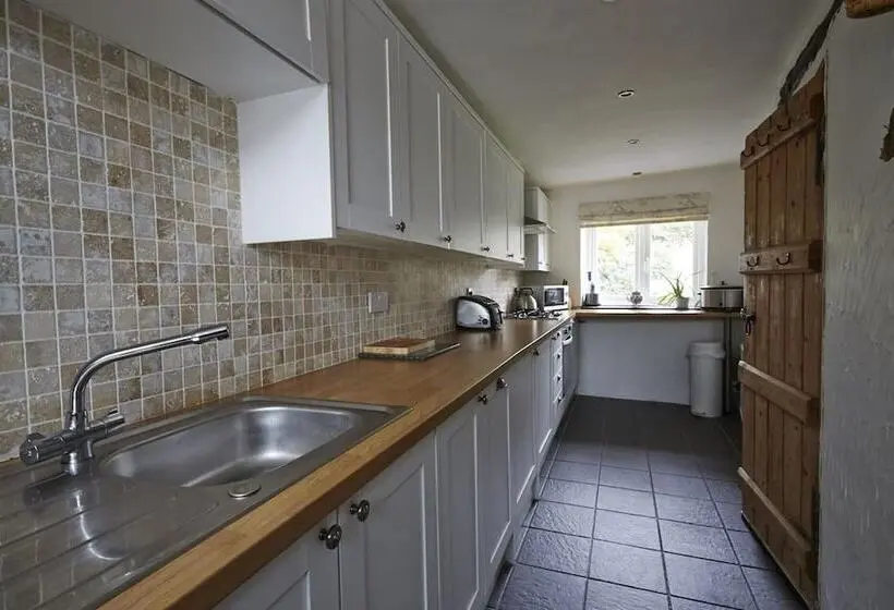 Lakeside Cottage   Sleeps 8   Garden