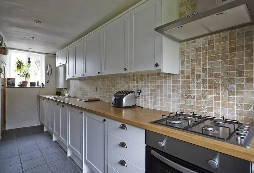 Lakeside Cottage   Sleeps 8   Garden