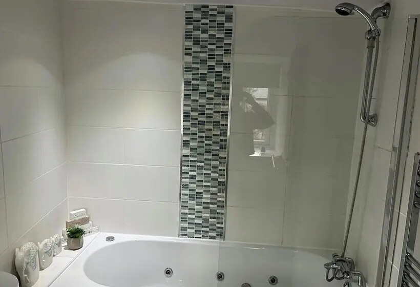 Lakeside Cottage   Sleeps 8   Garden