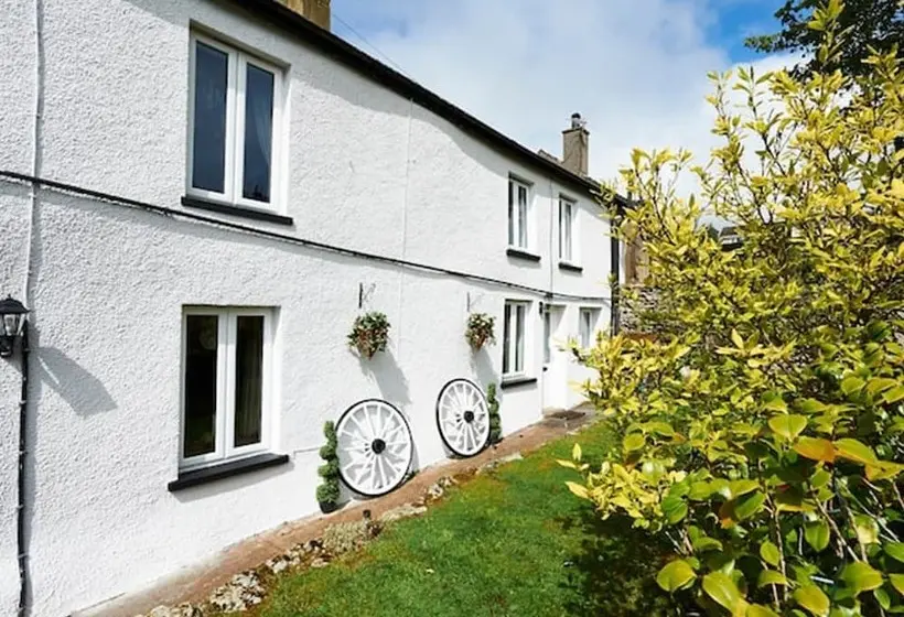 Lakeside Cottage   Sleeps 8   Garden