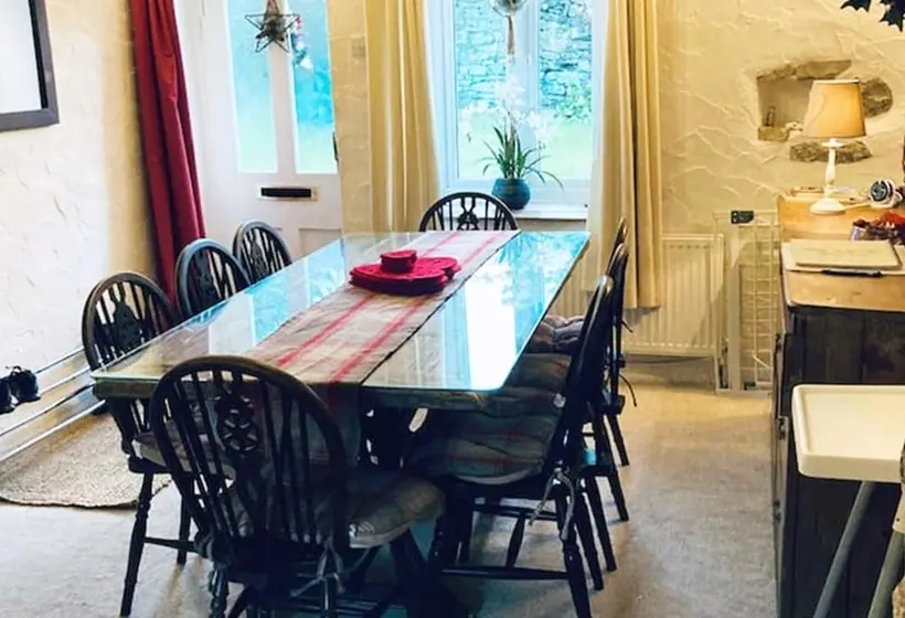 Lakeside Cottage   Sleeps 8   Garden