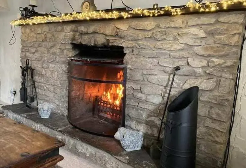 Lakeside Cottage   Sleeps 8   Garden