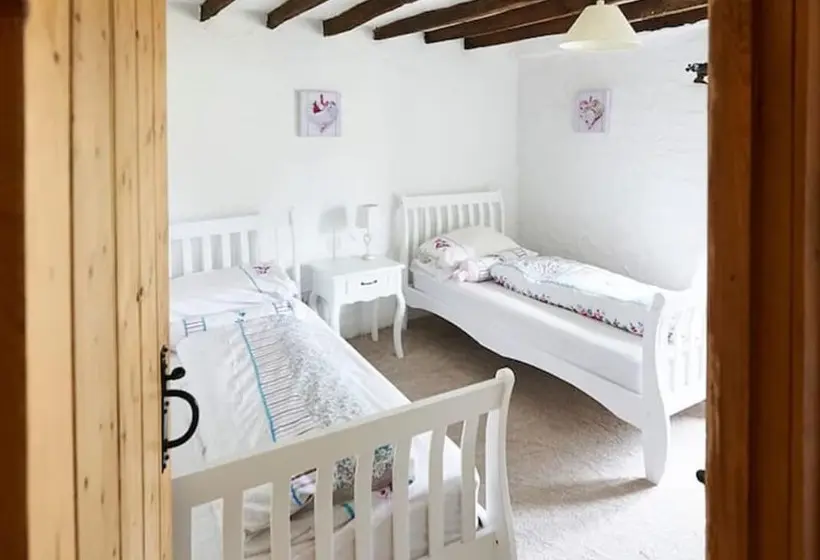 Lakeside Cottage   Sleeps 8   Garden