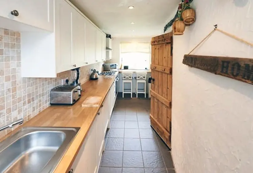 Lakeside Cottage   Sleeps 8   Garden