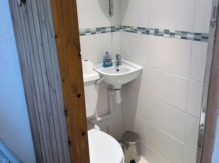 Lakeside Cottage   Sleeps 8   Garden