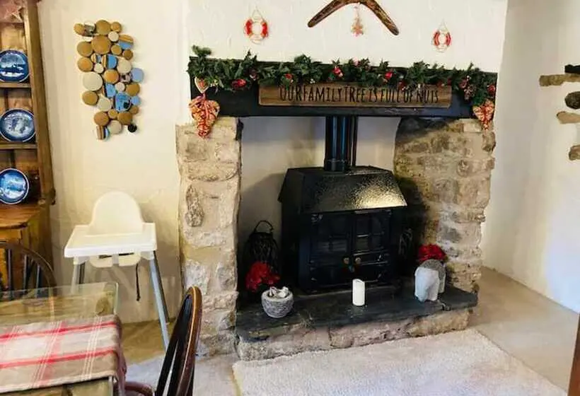 Lakeside Cottage   Sleeps 8   Garden