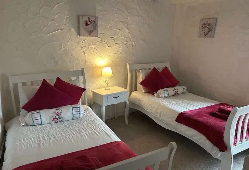 Lakeside Cottage   Sleeps 8   Garden