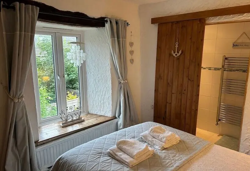 Lakeside Cottage   Sleeps 8   Garden