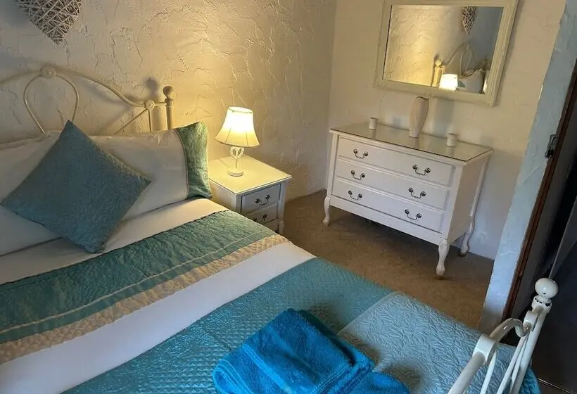 Lakeside Cottage   Sleeps 8   Garden