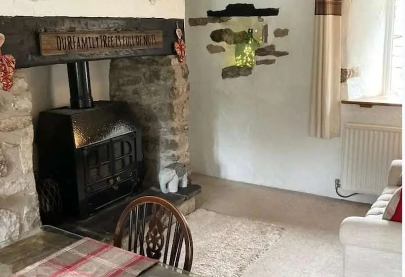 Lakeside Cottage   Sleeps 8   Garden