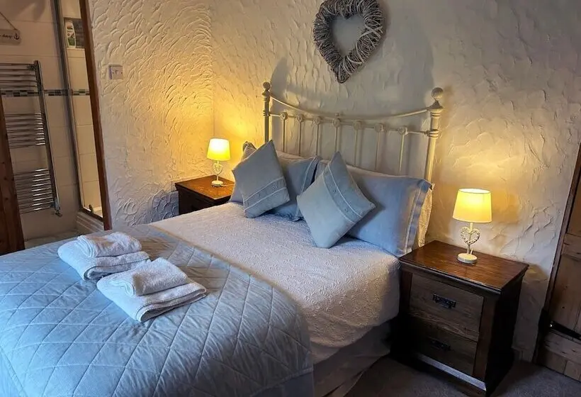 Lakeside Cottage   Sleeps 8   Garden