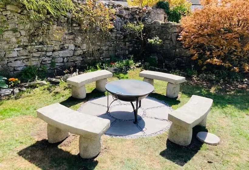 Lakeside Cottage   Sleeps 8   Garden