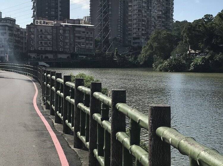 هاستل Gin Lon Lake Motel