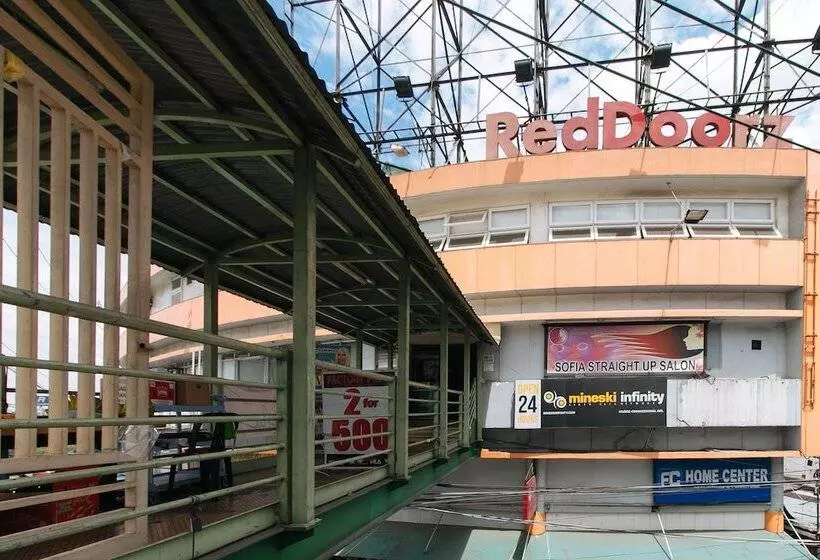 هتل Reddoorz Plus At Edsa Congressional