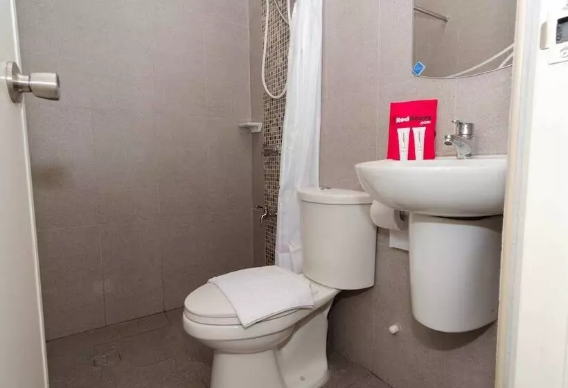 هتل Reddoorz Plus At Edsa Congressional
