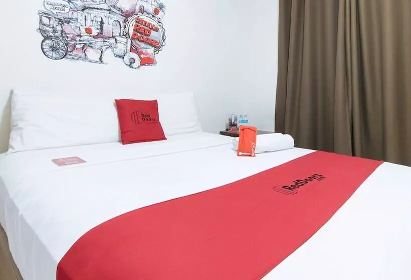 هتل Reddoorz Plus At Edsa Congressional
