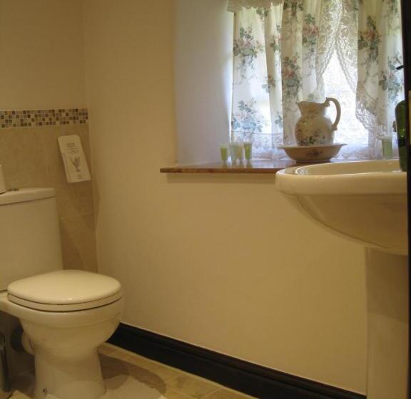 پانسیون The Barn And Pinn Cottage