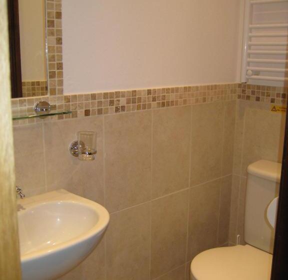 پانسیون The Barn And Pinn Cottage