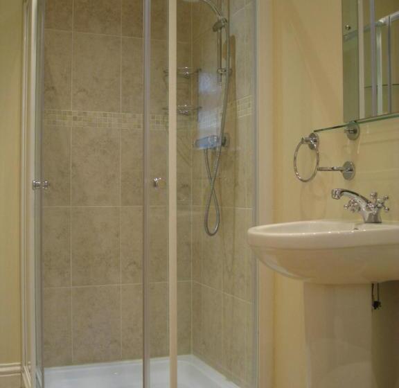 پانسیون The Barn And Pinn Cottage