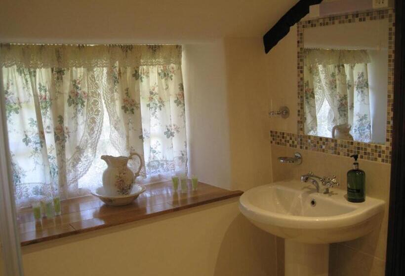 پانسیون The Barn And Pinn Cottage