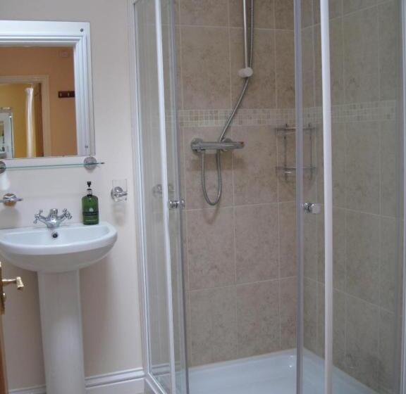 پانسیون The Barn And Pinn Cottage