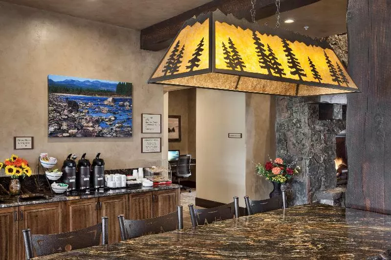 ホテル Glacier International Lodge