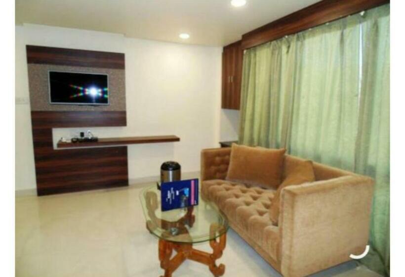 호텔 Balcony Rooms Overlooking The Main Market