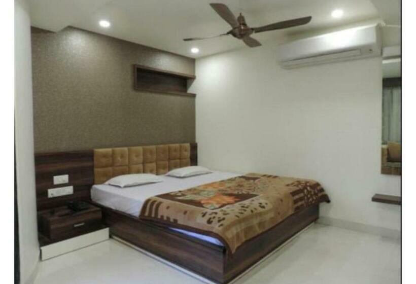 호텔 Balcony Rooms Overlooking The Main Market