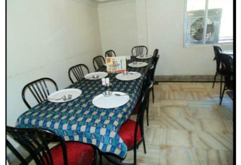 호텔 Balcony Rooms Overlooking The Main Market