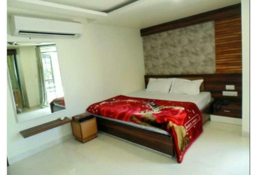 호텔 Balcony Rooms Overlooking The Main Market