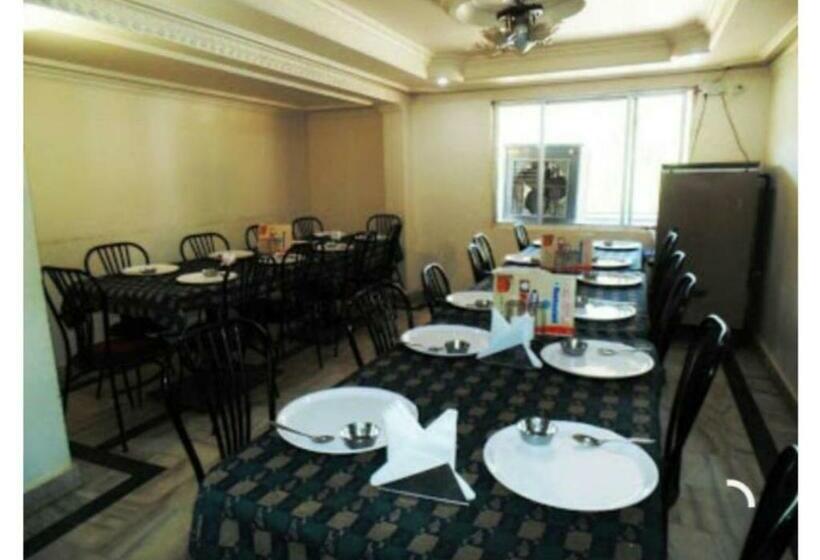 호텔 Balcony Rooms Overlooking The Main Market