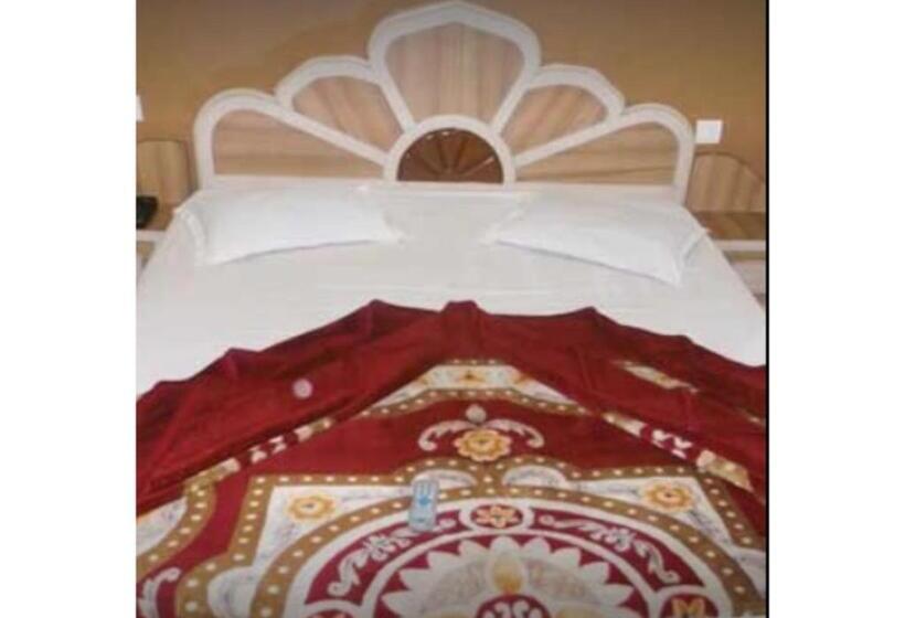 호텔 Balcony Rooms Overlooking The Main Market