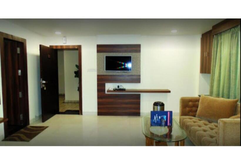 호텔 Balcony Rooms Overlooking The Main Market