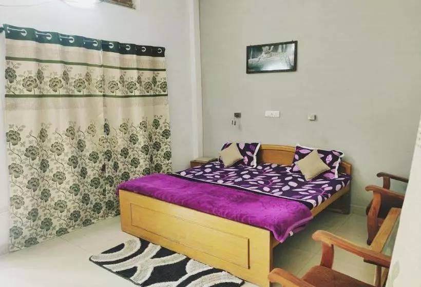 Hotelli Narmada Palace