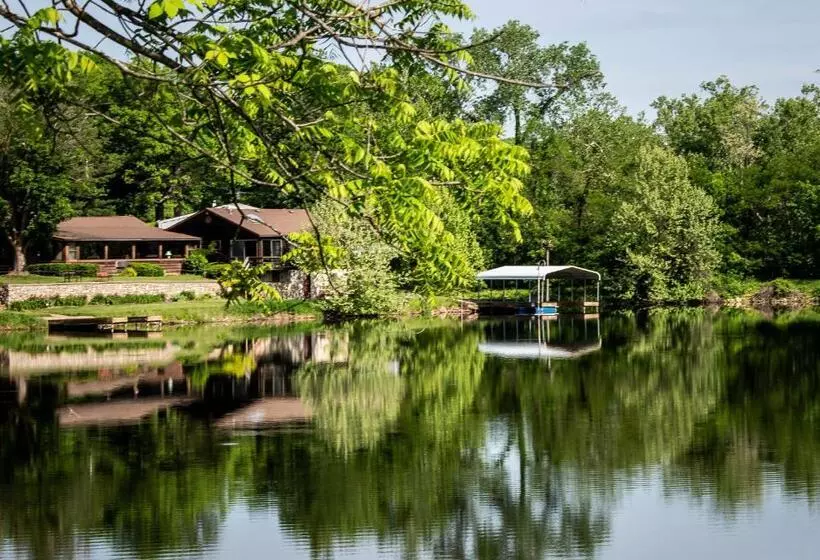 مُتل Basswood Resort