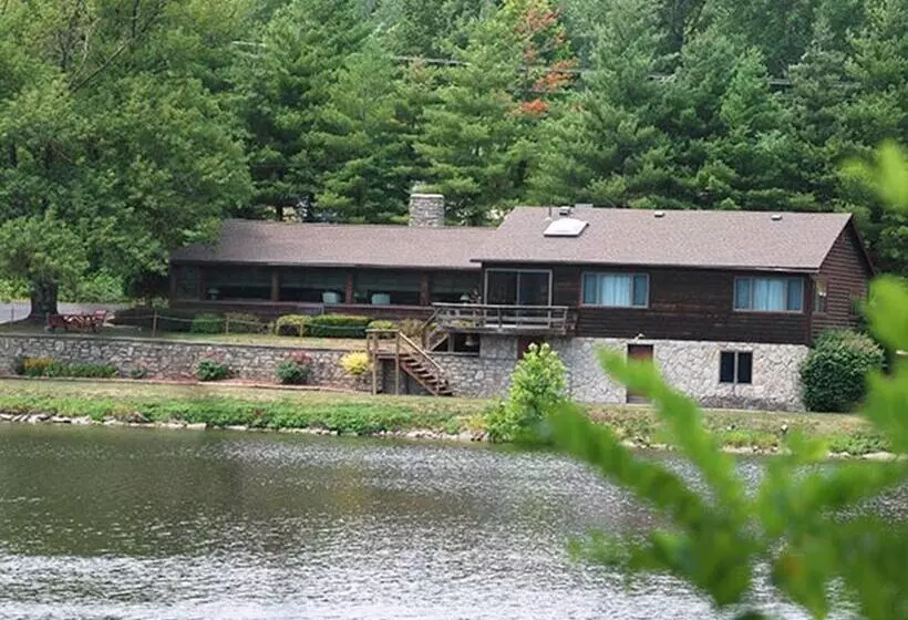 مُتل Basswood Resort