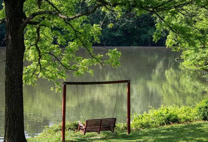 مُتل Basswood Resort