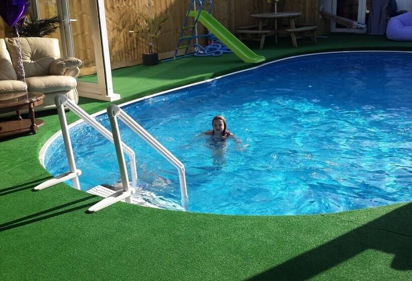 پانسیون Tudor House