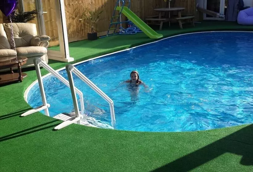 Majatalo Tudor House