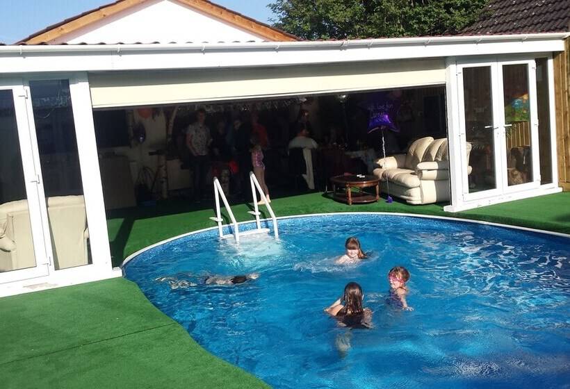 پانسیون Tudor House