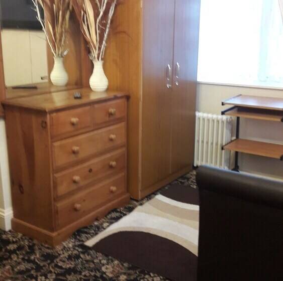 پانسیون Tudor House