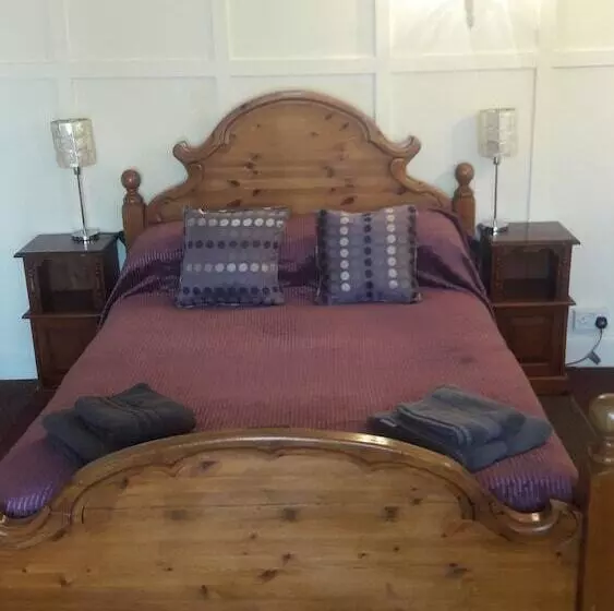 Majatalo Tudor House