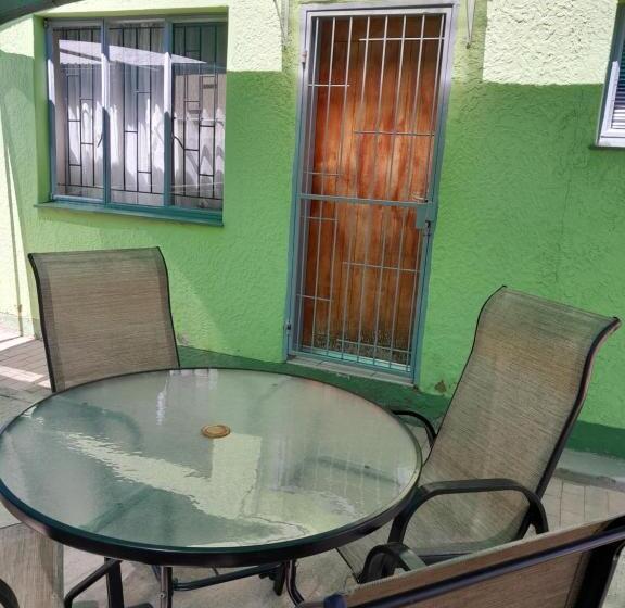 بنسيون Eve S Accommodation