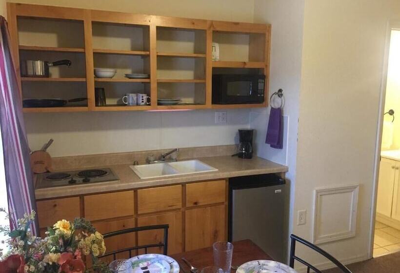 فندق صغير Tanglewood Lodge