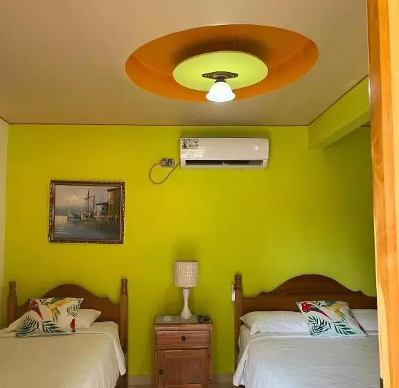 ユースホステル Hostal Familiar Rolo