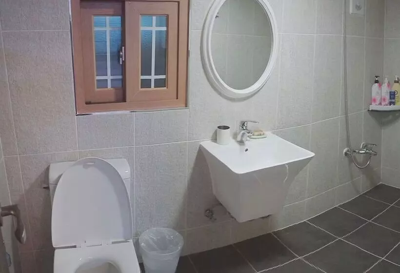پانسیون Springtime Guest House