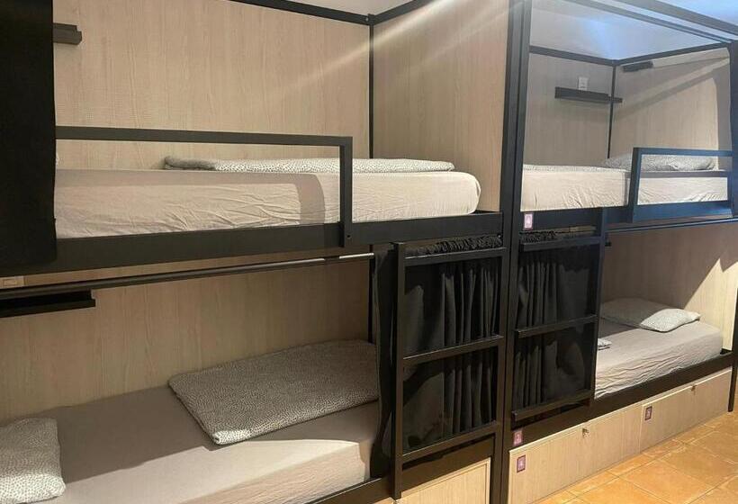 هاستل Onefam Madrid