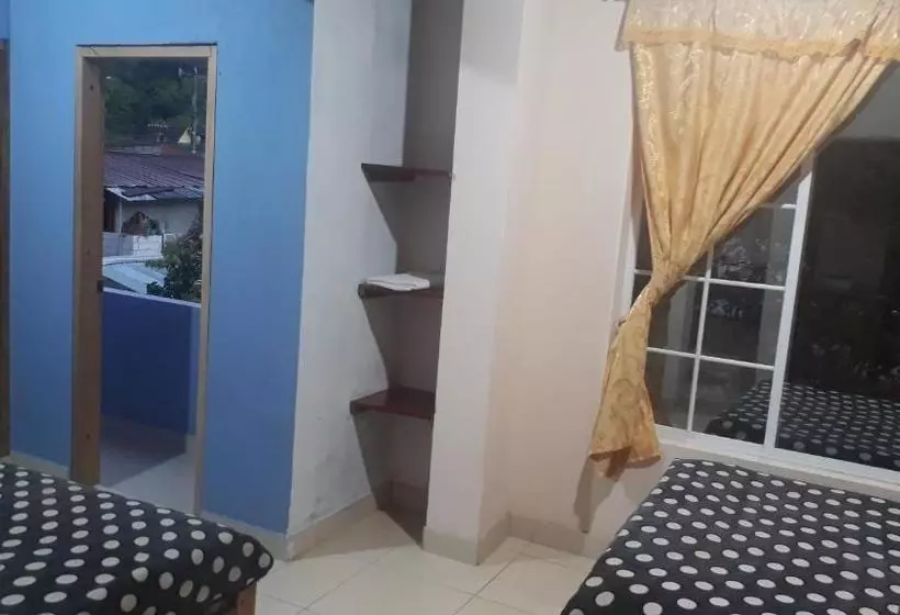 ペンション Hostal Casa Cultural Mindo