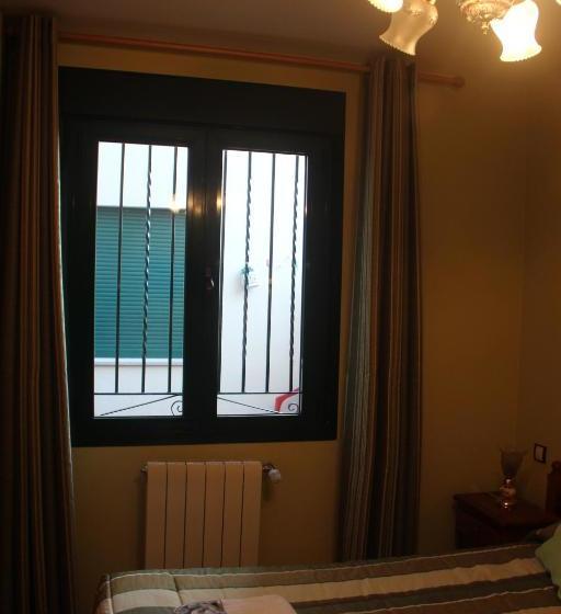 پانسیون Hostal Maury