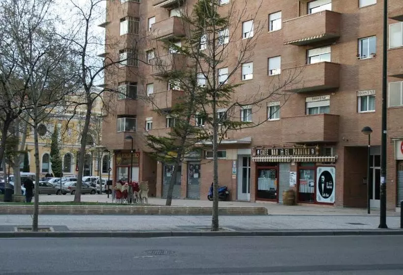 پانسیون Hostal Puente De Piedra